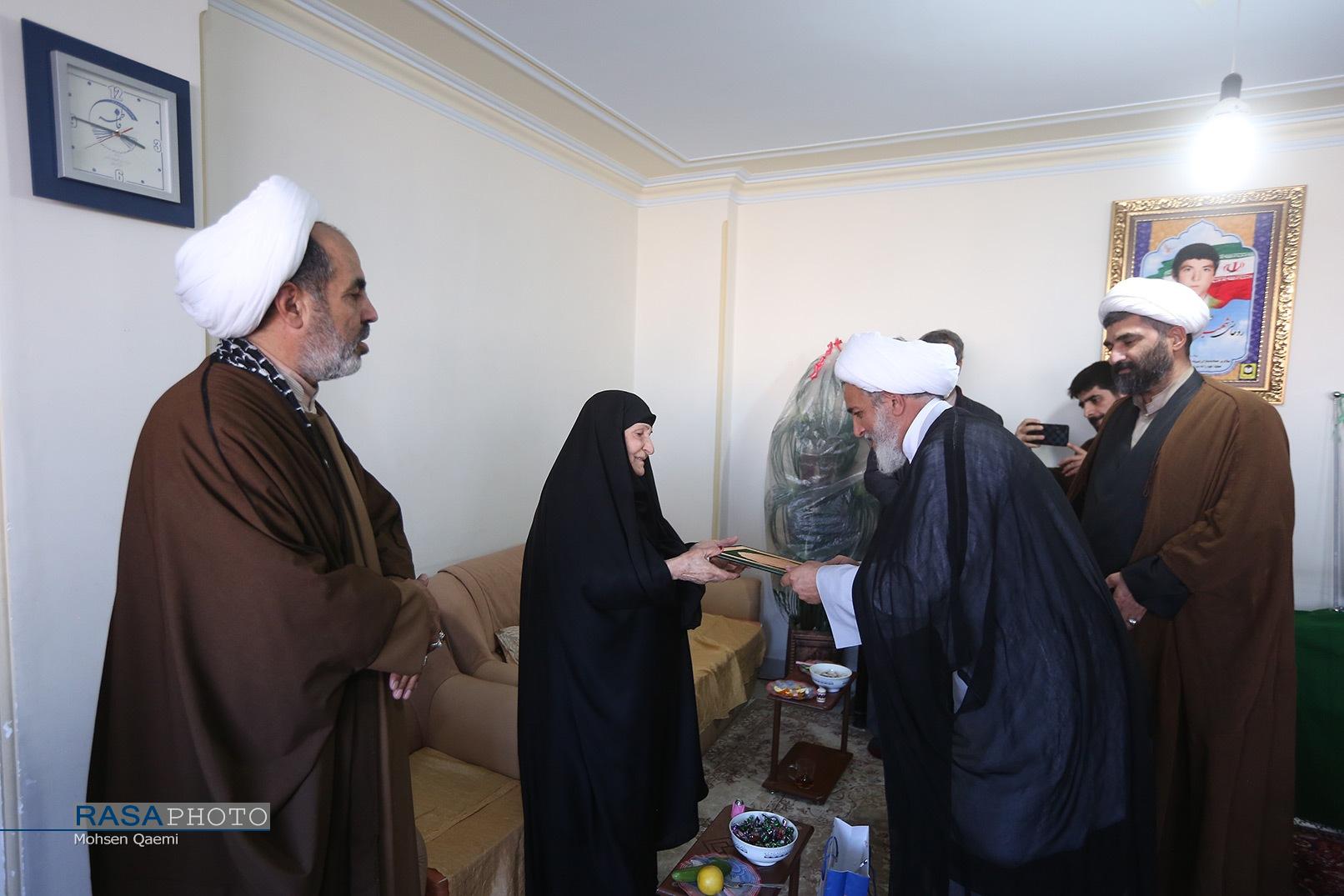 دیدار مدیر حوزه علمیه استان با خانواده روحانی شهید علی نعمتی فشگی