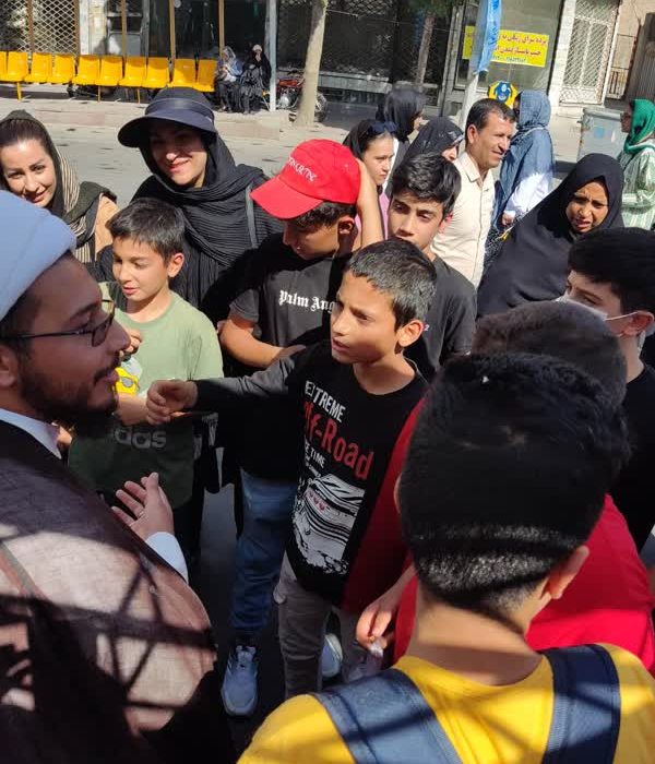 حضور حوزه ی علمیه ی استان مرکزی در روز عید غدیردر جشن خیابانی مردمی با تلاش طلاب جهادی